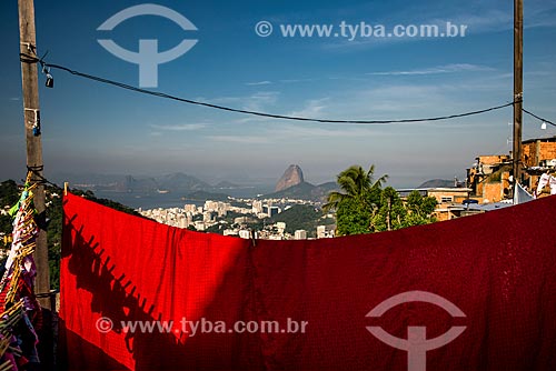  Roupa no varal Morro dos Prazeres com o Pão de Açúcar ao fundo  - Rio de Janeiro - Rio de Janeiro (RJ) - Brasil