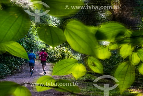  Homens correndo na Pista Cláudio Coutinho - também conhecida como Caminho do Bem-te-Vi e Estrada do Costão  - Rio de Janeiro - Rio de Janeiro (RJ) - Brasil