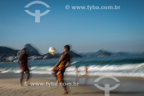  Pessoas jogando futebol na orla da Praia de Copacabana  - Rio de Janeiro - Rio de Janeiro (RJ) - Brasil