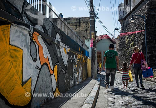  Família caminhando na Rua do Jogo da Bola - Morro da Conceição  - Rio de Janeiro - Rio de Janeiro (RJ) - Brasil