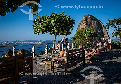  Turistas no Morro da Urca com o Pão de Açúcar ao fundo  - Rio de Janeiro - Rio de Janeiro (RJ) - Brasil