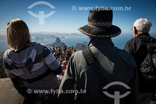  Turistas no mirante do Cristo Redentor com o Pão de Açúcar ao fundo  - Rio de Janeiro - Rio de Janeiro (RJ) - Brasil