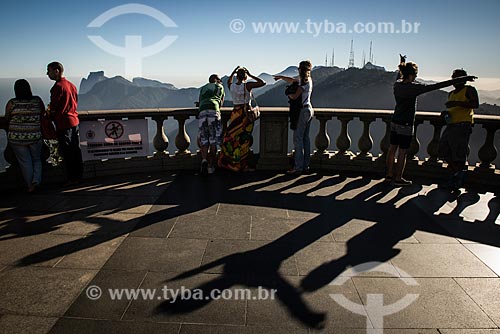  Turistas no mirante do Cristo Redentor com a Pedra da Gávea e o Morro do Sumaré ao fundo  - Rio de Janeiro - Rio de Janeiro (RJ) - Brasil
