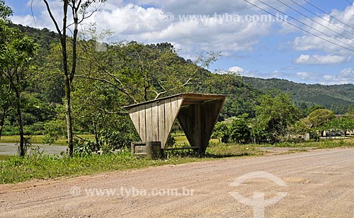  Ponto de ônibus de madeira na zona rural da cidade de Doutor Pedrinho  - Doutor Pedrinho - Santa Catarina (SC) - Brasil