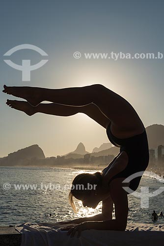  Mulher praticando Yoga no Mirante do Leme - também conhecido como Caminho dos Pescadores - movimento vrschikasana (escorpião)  - Rio de Janeiro - Rio de Janeiro (RJ) - Brasil