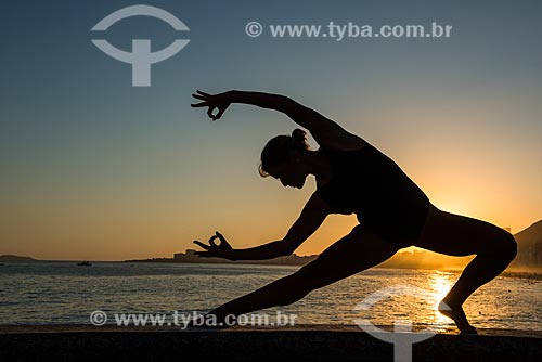  Mulher praticando Yoga no Mirante do Leme - também conhecido como Caminho dos Pescadores  - Rio de Janeiro - Rio de Janeiro (RJ) - Brasil