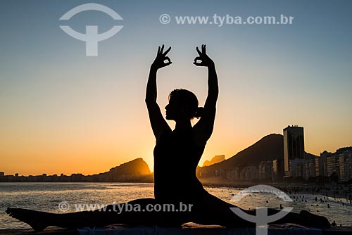 Mulher praticando Yoga no Mirante do Leme - também conhecido como Caminho dos Pescadores - movimento hanuman  - Rio de Janeiro - Rio de Janeiro (RJ) - Brasil