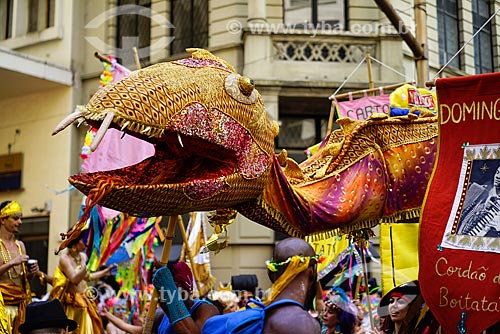  Estandarte durante o desfile do bloco de carnaval de rua Cordão do Boitatá na Rua da Assembléia  - Rio de Janeiro - Rio de Janeiro (RJ) - Brasil