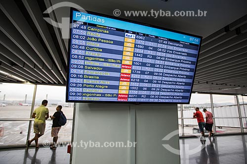  Painel de voos na área de embarque do Aeroporto Internacional Antônio Carlos Jobim - Terminal 1  - Rio de Janeiro - Rio de Janeiro (RJ) - Brasil