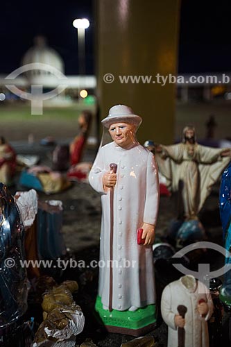  Detalhe da imagem religiosa de Padre Cícero sob cruzeiro na Praça dos Romeiros - em frente à Basílica Santuário de Nossa Senhora das Dores  - Juazeiro do Norte - Ceará (CE) - Brasil