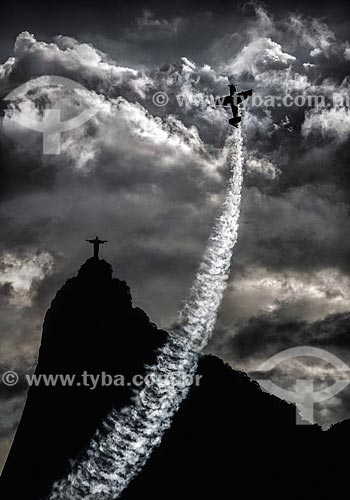  Avião participando da Red Bull Air Race com o Cristo Redentor ao fundo  - Rio de Janeiro - Rio de Janeiro (RJ) - Brasil