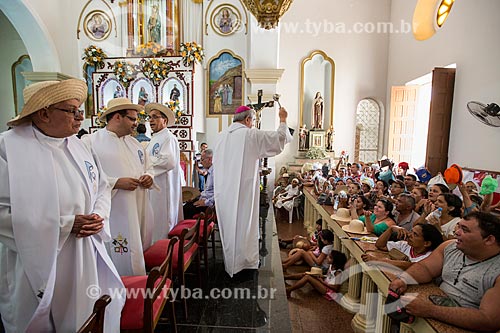  Padre abençoando fiéis durante a missa de despedida dos romeiros na Basílica Santuário de Nossa Senhora das Dores  - Juazeiro do Norte - Ceará (CE) - Brasil