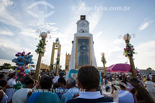  Concentração de romeiros para a Romaria de Nossa Senhora das Candeias com a Capela Nossa Senhora do Perpétuo Socorro ao fundo  - Juazeiro do Norte - Ceará (CE) - Brasil