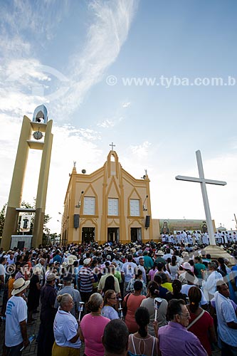  Concentração de romeiros para a Romaria de Nossa Senhora das Candeias com a Capela Nossa Senhora do Perpétuo Socorro ao fundo  - Juazeiro do Norte - Ceará (CE) - Brasil