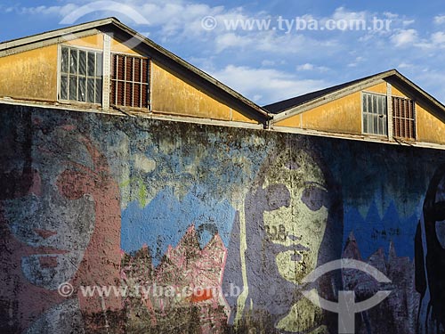  Muro com grafite na Avenida Maúa  - Porto Alegre - Rio Grande do Sul (RS) - Brasil