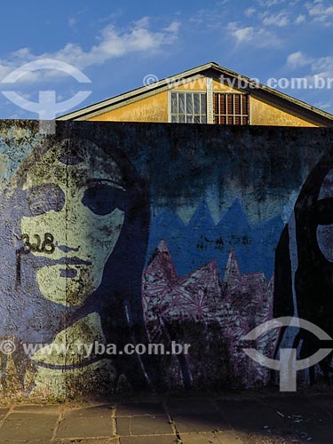  Muro com grafite na Avenida Maúa  - Porto Alegre - Rio Grande do Sul (RS) - Brasil