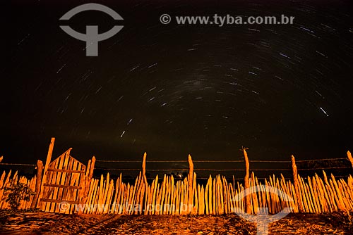  Vista de rastros de estrelas a partir da Vila de Queimada dos Britos no Parque Nacional dos Lençóis Maranhenses  - Santo Amaro do Maranhão - Maranhão (MA) - Brasil