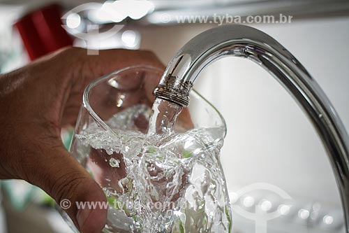  Torneira aberta enchendo copo com água  - Brasil