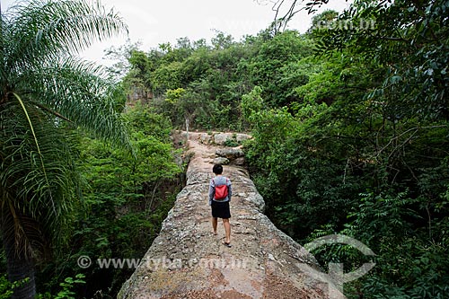  Turista atravessando o Geossítio Ponte de Pedra - aproximadamente com 96 milhões de anos (Período Cretáceo) - no Geoparque Araripe  - Nova Olinda - Ceará (CE) - Brasil