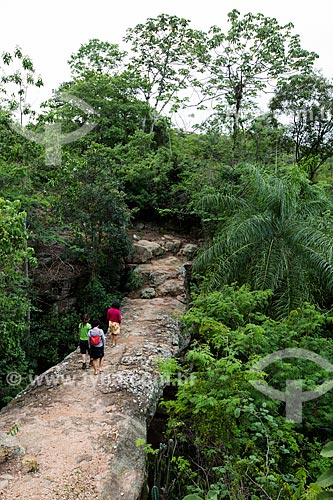  Turistas atravessando o Geossítio Ponte de Pedra - aproximadamente com 96 milhões de anos (Período Cretáceo) - no Geoparque Araripe  - Nova Olinda - Ceará (CE) - Brasil