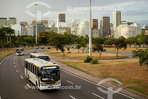  Ônibus na Avenida Infante Dom Henrique com prédios do centro da cidade ao fundo  - Rio de Janeiro - Rio de Janeiro (RJ) - Brasil