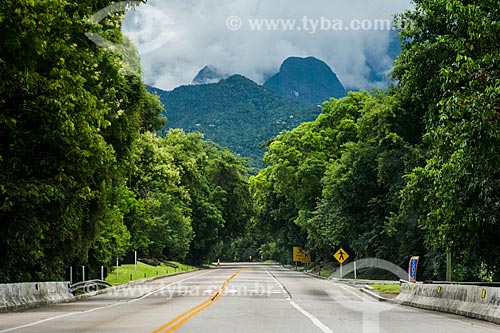  Rodovia BR-116 com Parque Nacional da Serra dos Órgãos ao fundo  - Guapimirim - Rio de Janeiro (RJ) - Brasil