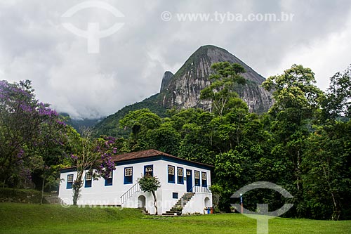  Centro de visitantes na Sede Guapimirim do Parque Nacional da Serra dos Órgãos - Morro do Escalavrado e Dedo de Nossa Senhora ao fundo  - Guapimirim - Rio de Janeiro (RJ) - Brasil