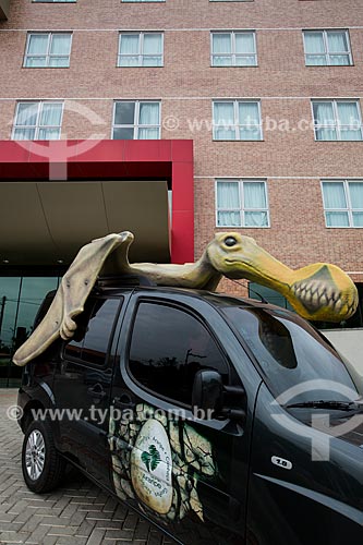  Carro do Geoparque Araripe decorado com Pterossauro em frente ao Hotel Iu-á  - Juazeiro do Norte - Ceará (CE) - Brasil