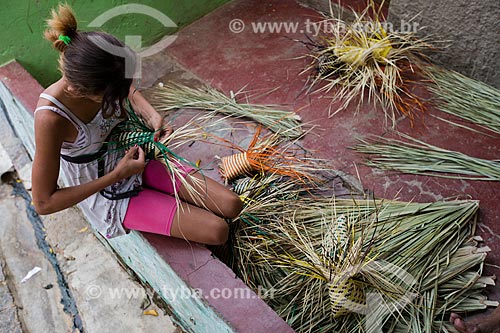  Mulher da Colina do Horto produzindo bolsas artesanais utilizando a palha de carnaúba  - Juazeiro do Norte - Ceará (CE) - Brasil