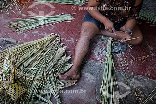  Mulher da Colina do Horto produzindo bolsas artesanais utilizando a palha de carnaúba  - Juazeiro do Norte - Ceará (CE) - Brasil