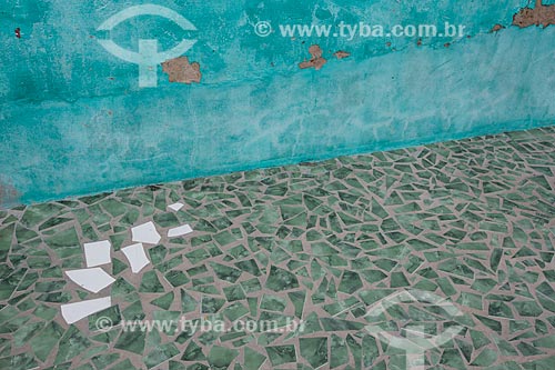  Detalhe de calçamento com piso de cacos de cerâmica - típico de casa em Juazeiro do Norte  - Juazeiro do Norte - Ceará (CE) - Brasil