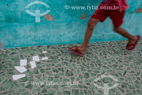  Menino brincando em calçamento com piso de cacos de cerâmica - típico de casa em Juazeiro do Norte  - Juazeiro do Norte - Ceará (CE) - Brasil