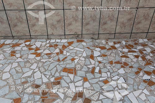  Detalhe de calçamento com piso de cacos de cerâmica - típico de casa em Juazeiro do Norte  - Juazeiro do Norte - Ceará (CE) - Brasil