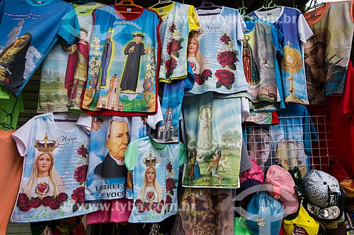  Camisas com imagens religiosas à venda na cidade de Juazeiro do Norte  - Juazeiro do Norte - Ceará (CE) - Brasil