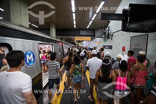  Passageiros desembarcando na estação Glória do Metrô Rio durante o carnaval  - Rio de Janeiro - Rio de Janeiro (RJ) - Brasil