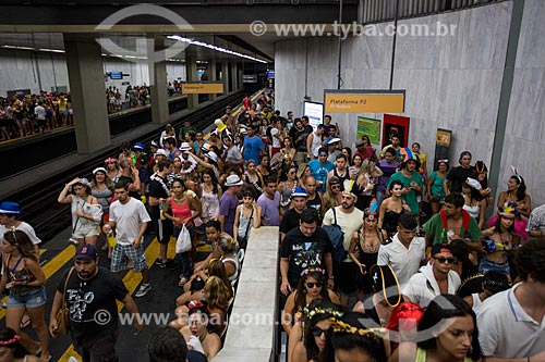  Passageiros desembarcando na estação Glória do Metrô Rio durante o carnaval  - Rio de Janeiro - Rio de Janeiro (RJ) - Brasil