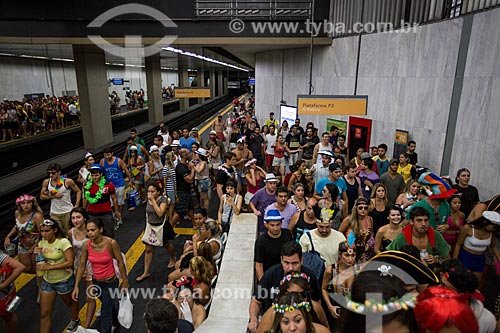  Passageiros desembarcando na estação Glória do Metrô Rio durante o carnaval  - Rio de Janeiro - Rio de Janeiro (RJ) - Brasil