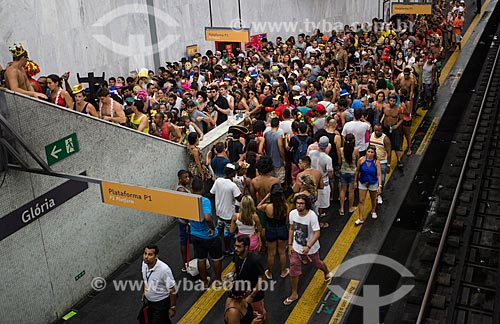  Passageiros desembarcando na estação Glória do Metrô Rio durante o carnaval  - Rio de Janeiro - Rio de Janeiro (RJ) - Brasil