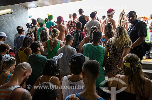  Passageiros desembarcando na estação Glória do Metrô Rio durante o carnaval  - Rio de Janeiro - Rio de Janeiro (RJ) - Brasil