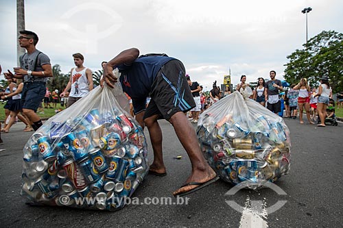  Catador recolhendo latas de alumínio durante o desfile do bloco de carnaval de rua Sargento Pimenta no Aterro do Flamengo  - Rio de Janeiro - Rio de Janeiro (RJ) - Brasil