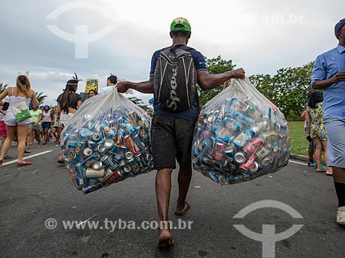  Catador recolhendo latas de alumínio durante o desfile do bloco de carnaval de rua Sargento Pimenta no Aterro do Flamengo  - Rio de Janeiro - Rio de Janeiro (RJ) - Brasil