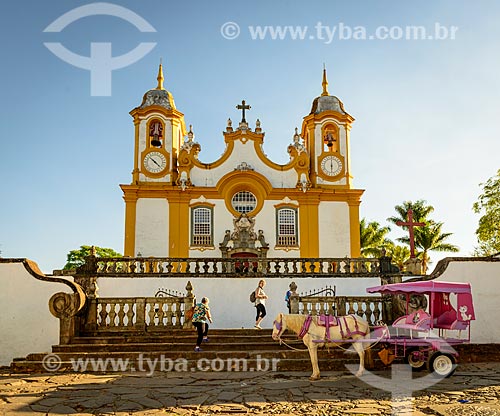  Charrete para passeio turístico em frente à Igreja Matriz de Santo Antônio (século XVIII)  - Tiradentes - Minas Gerais - Brazil