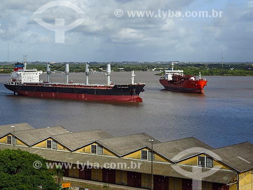  Navios cargueiros no Lago Guaíba  - Porto Alegre - Rio Grande do Sul (RS) - Brasil