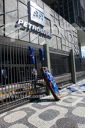  Protesto de trabalhadores do Complexo Petroquímico do Rio de Janeiro (COMPERJ) em frente ao edifício sede da Petrobras  - Rio de Janeiro - Rio de Janeiro (RJ) - Brasil