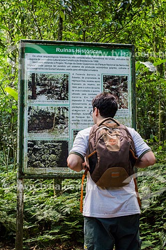  Adolescente lendo placa informativa sobre as ruínas arqueológicas próximas ao Centro de Visitantes von Martius do Parque Nacional da Serra dos Órgãos  - Guapimirim - Rio de Janeiro (RJ) - Brasil
