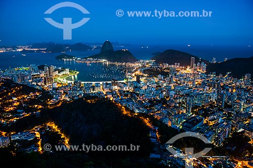  Vista da Enseada de Botafogo e Pão de Açúcar à noite a partir do Mirante Dona Marta  - Rio de Janeiro - Rio de Janeiro (RJ) - Brasil