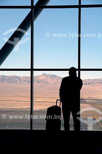  Passageiro na área de embarque do Aeroporto Internacional El Loa com o Deserto do Atacama ao fundo  - Calama - Província de El Loa - Chile