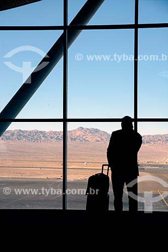  Passageiro na área de embarque do Aeroporto Internacional El Loa com o Deserto do Atacama ao fundo  - Calama - Província de El Loa - Chile