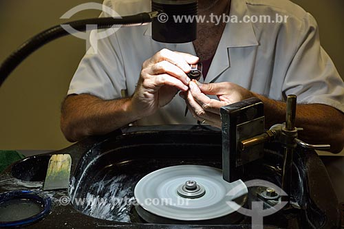  Ourives trabalhando na lapidação de jóia  - Rio de Janeiro - Rio de Janeiro (RJ) - Brasil