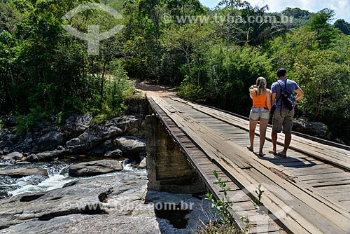  Turistas na Ponte do Alemão sobre o Rio Macaé na Reserva Florestal de Macaé de Cima  - Nova Friburgo - Rio de Janeiro (RJ) - Brasil